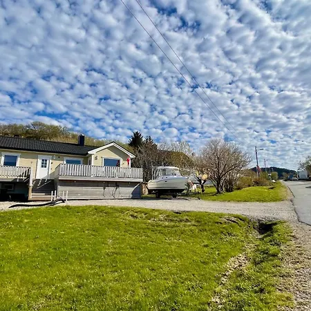 Familyfriendly-modern, In The Fishingtown Stamsund, With Sauna And Jacuzzi Stamsund