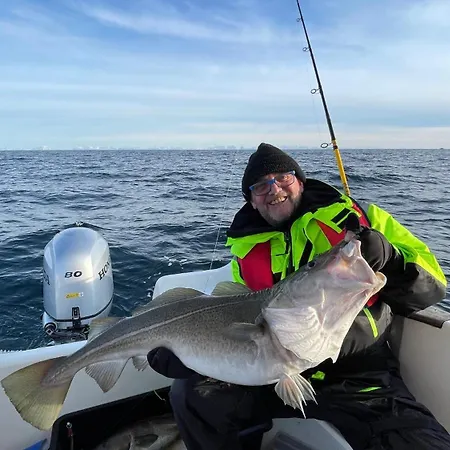 Familyfriendly-modern, In The Fishingtown Stamsund, With Sauna And Jacuzzi Apartmán