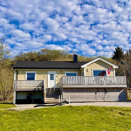Familyfriendly-modern, In The Fishingtown Stamsund, With Sauna And Jacuzzi Lejlighed Stamsund