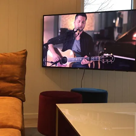 Familyfriendly-modern, In The Fishingtown Stamsund, With Sauna And Jacuzzi Apartmán