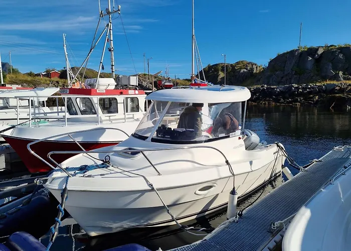 Familyfriendly-modern, In The Fishingtown Stamsund, With Sauna And Jacuzzi סטמסונד